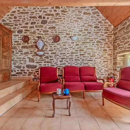 Les De Poulyot Holiday home